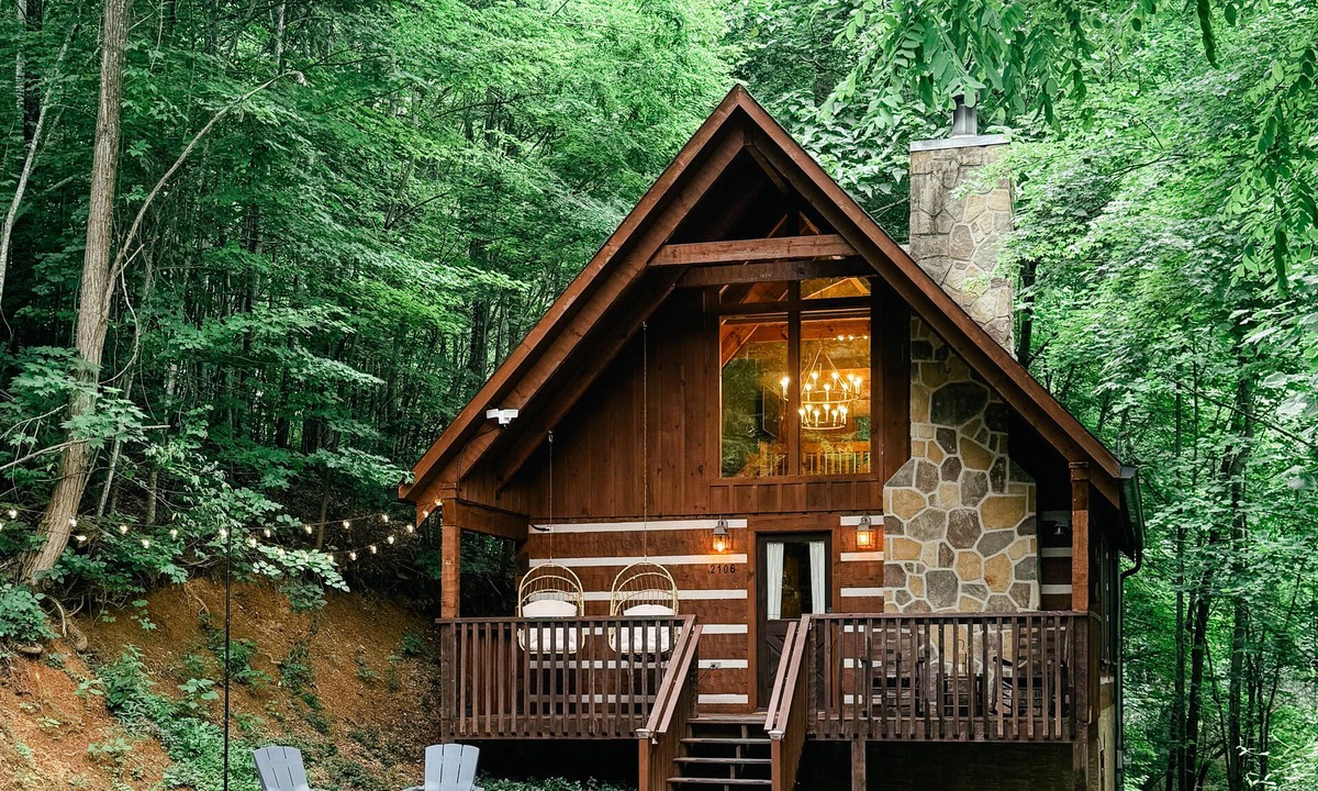 Sevierville Cabin | Gingerbread log cabin! Hot tub/projector/fire pit/king bed/yoga chair, ROMANTIC!
