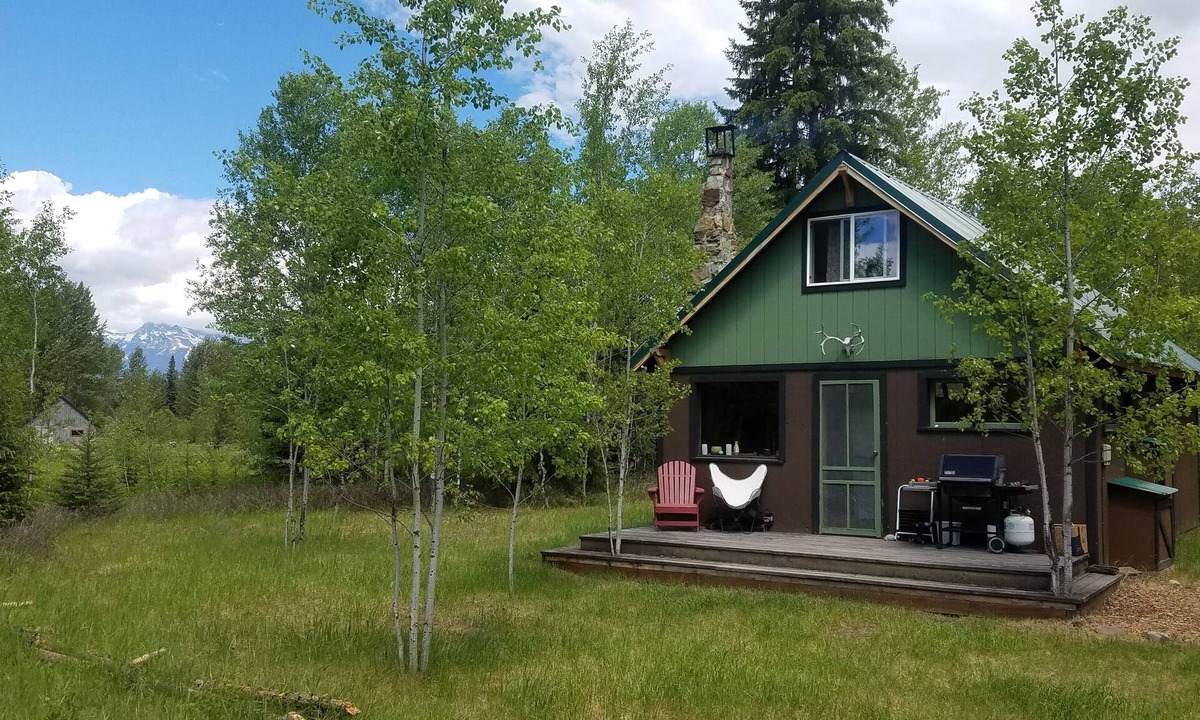 Polebridge Cabin | GLACIER GLAMPING! STEPS FROM THE POLEBRIDGE MERCANTILE!