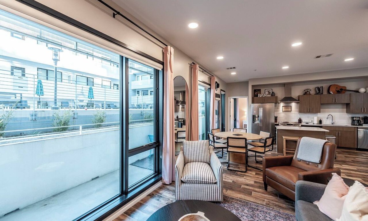 Edgehill Condo | Glam Downtown Retreat w/Pool | Girls’ Trips & Bachelorettes | Sleeps 8