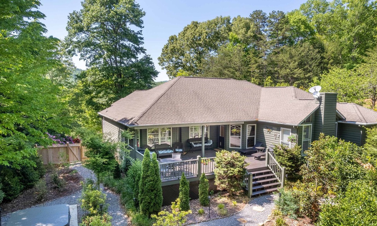 Whittier Cabin | Golf- Hot Tub- Seasonal Swimming Pool