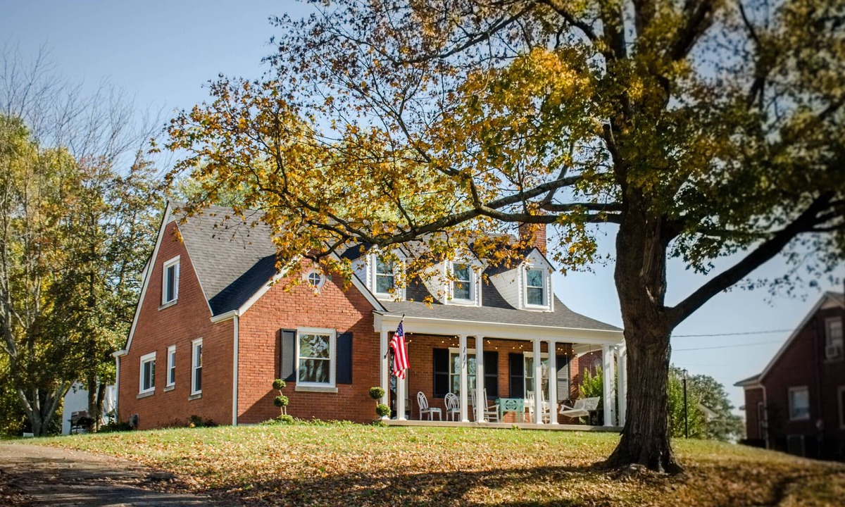 Bardstown House | Golf View Sunset Porch-Sittin' 4 bed, Basement Bar/GameRoom, Free Coffee