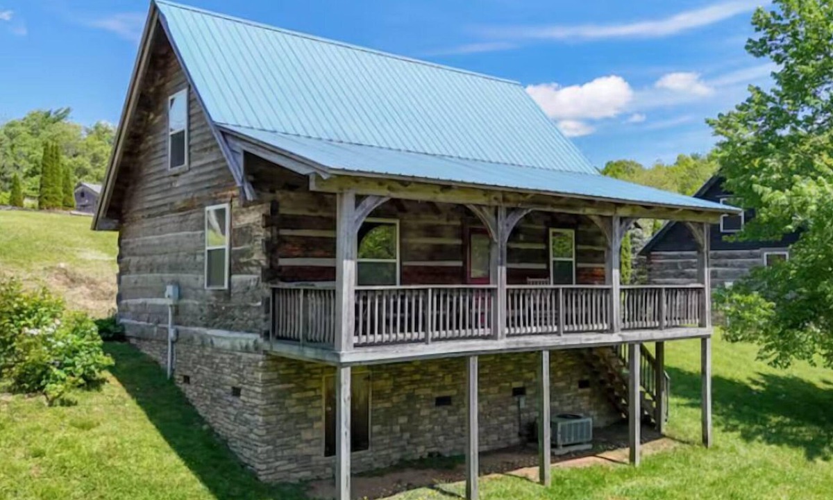 Vesta Cabin | Gorgeous log cabin by wineries, hiking, Dan River, fast WiFi and pets stay free!