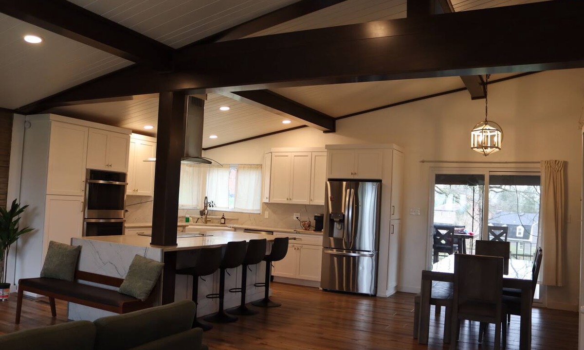 Monroeville House | Gorgeous & Modern Home with HUGE fenced-in Yard 20 min from Pittsburgh