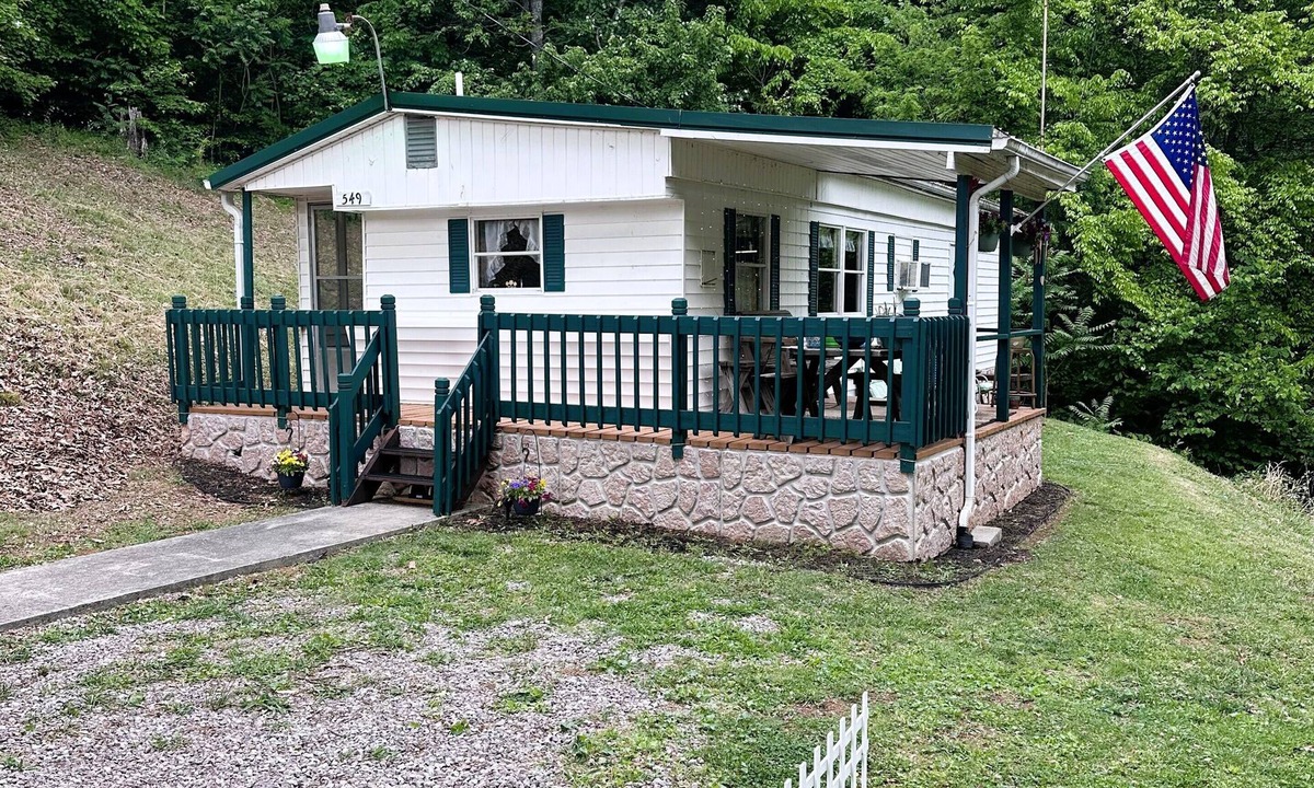 Bean Station House | Grammie's Cozy Lakefront Cabin: Your perfect lakeside hideaway!