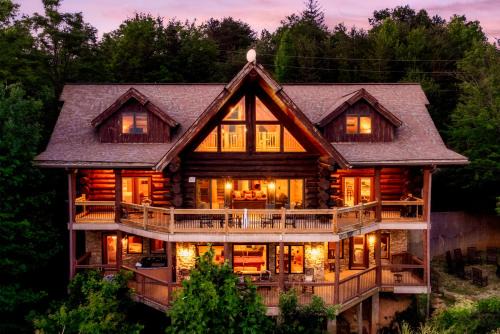 Pittman Center Ski Chalet | Great Alpine - 4 KingSuites- August Deals-Views-Hot Tub-FirePit-GameRm