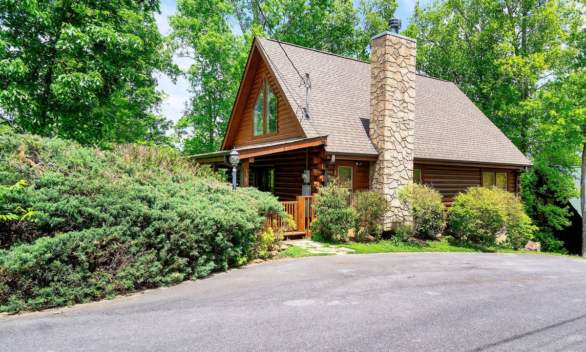 Sevierville Cabin | Great Cabin sleeps 8, New Furnishings, Loft w/Arcade Games, Hot Tub & Fireplace