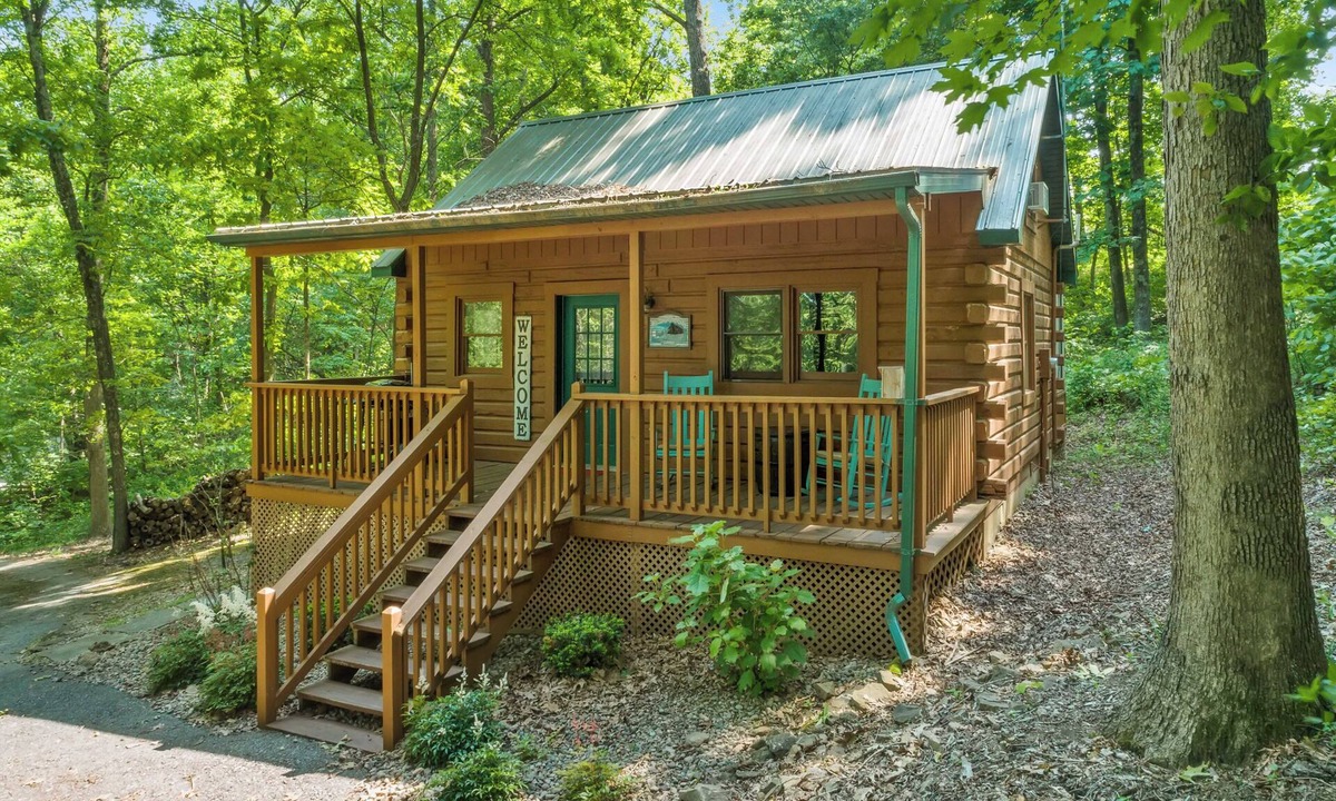 Birdseye Cabin | Great Location 4 minutes from Patoka Lake Entrance with Hot Tub!