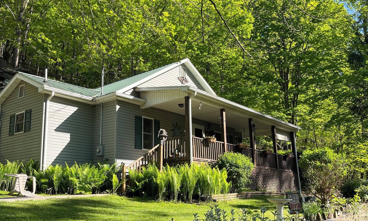 Ronceverte House | Greenbrier River Front Cottage/2 BR/2 BA/Peaceful Water Views with WiFi, AC