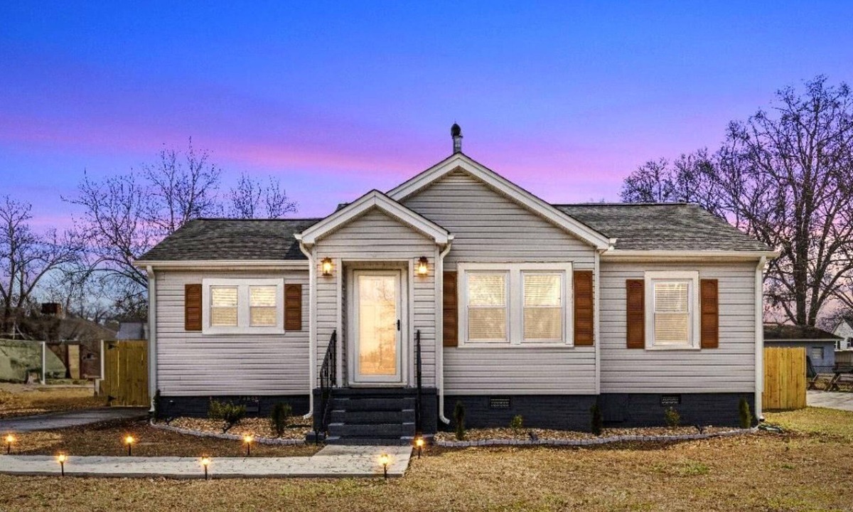 Welcome House | Greenville Cozy Retreat, Modern 3BR 1 BA, fenced backyard, minutes to Downtown.