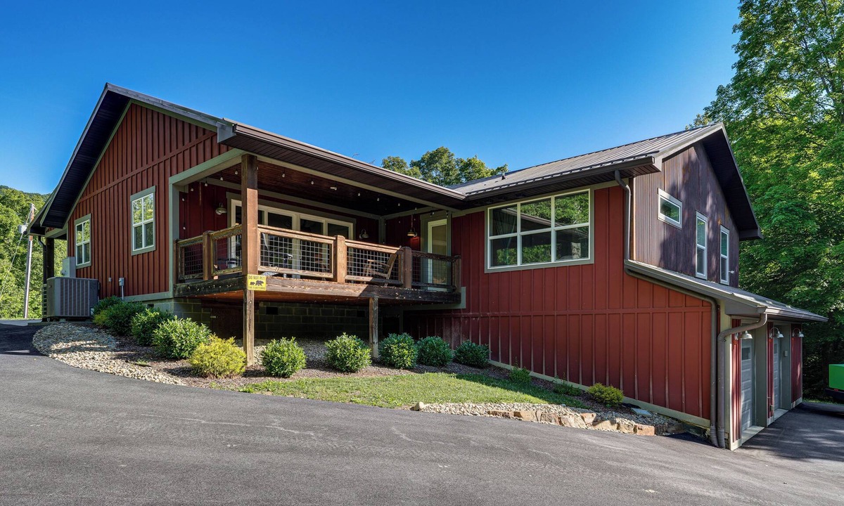 Kingsport House | Group-Friendly Kingsport Home w/Game Room, Decks!