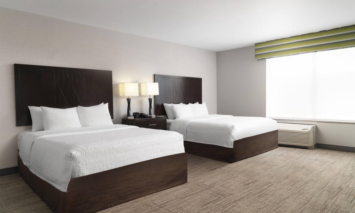 Kingmont Hotel | Hampton Inn Fairmont