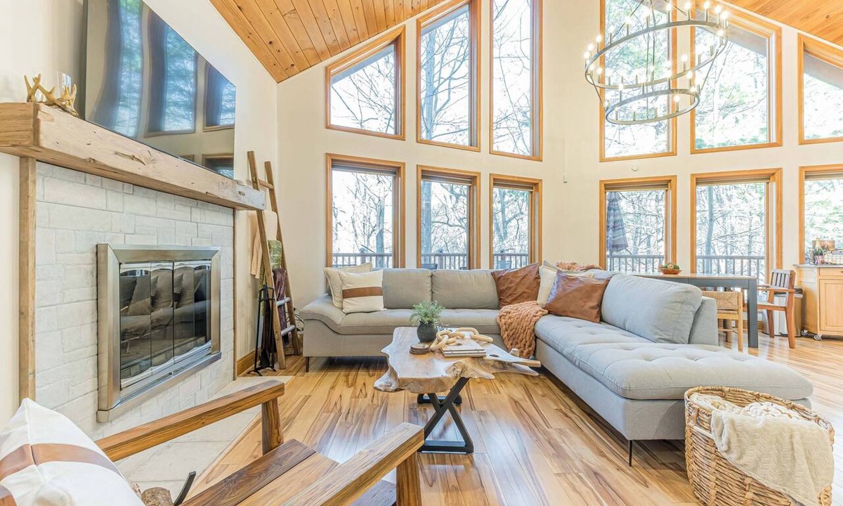 Helen House | Helen Nature Retreat ~ King Beds, Hot Tub, Private Surroundings ~ Innsbruck!