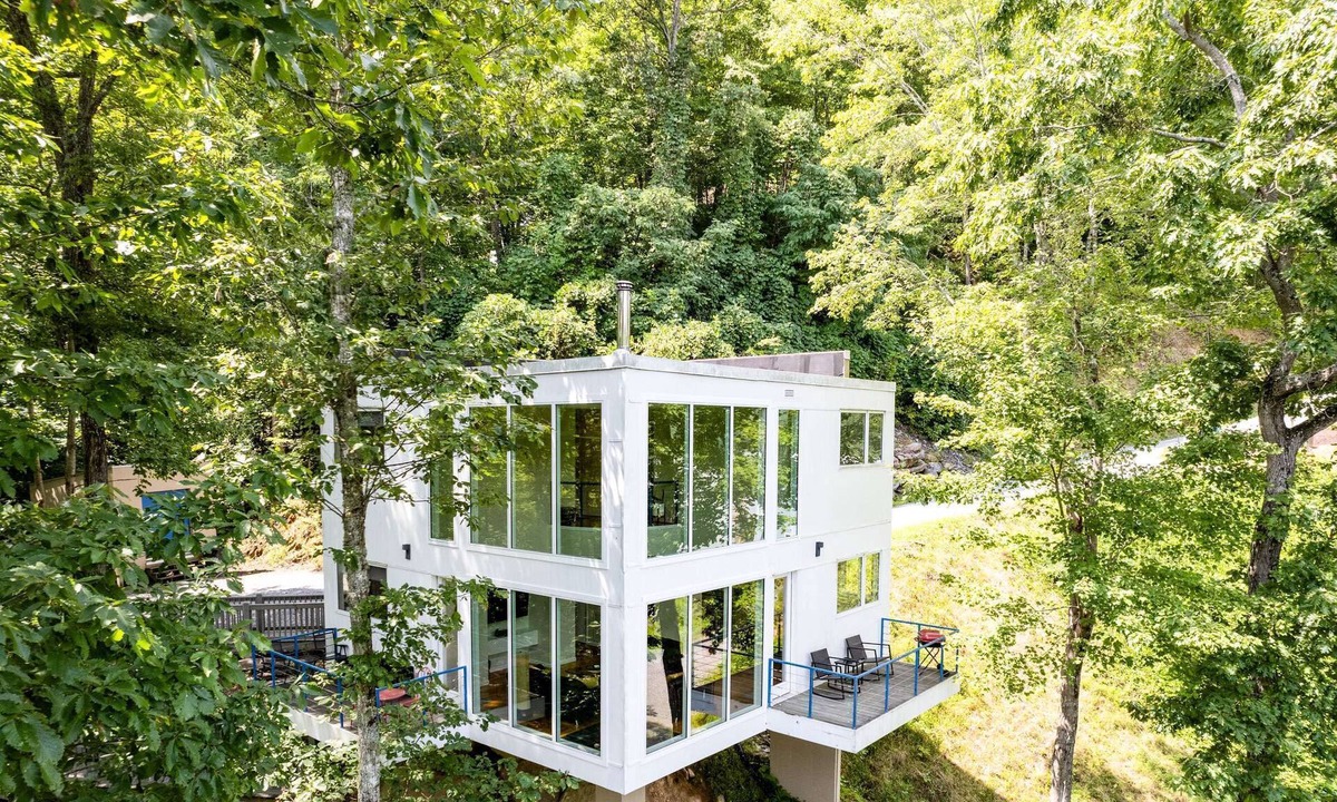 Bryson City Cabin | HGTV Featured Lakefront Treehouse with Hot Tub & Views