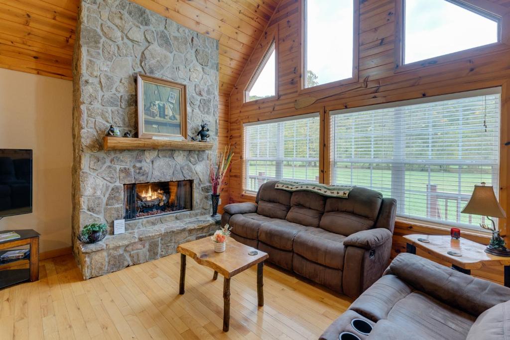 Hiawassee House | Hiawassee Riverfront Cabin: 7 Mi to Lake Chatuge!