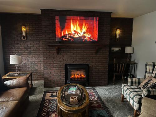 McMechen House | Hidden Cabin Vibes Cozy Fireplace Retreat