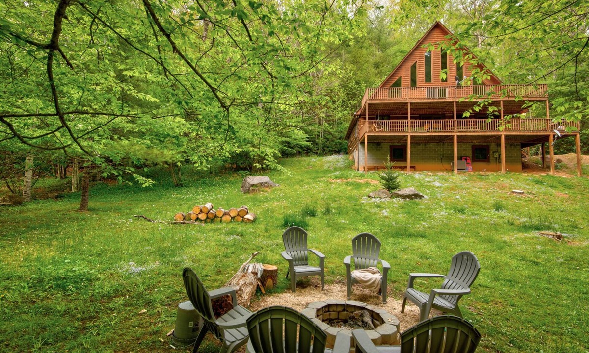 Fleetwood Cabin | Hidden Creek Cabin - Yard, Pet Friendly, Creek, Hot Tub, & Foosball!