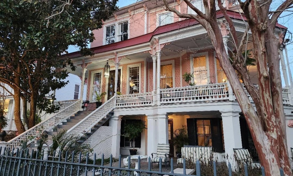 Harleston Village Apartment | High End One Bedroom Apartment located in the Heart of Charleston