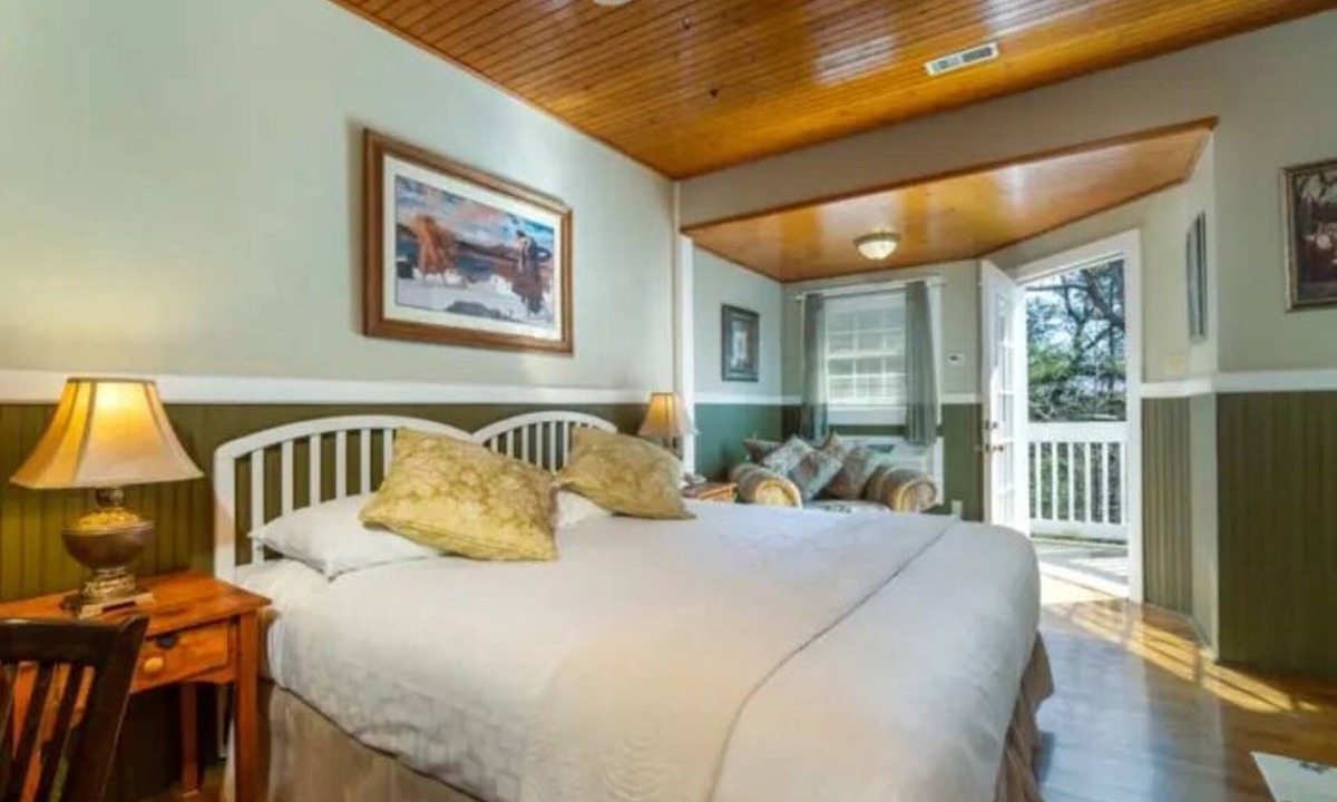 Flat Rock Cabin | Highland Lake Inn & Resort