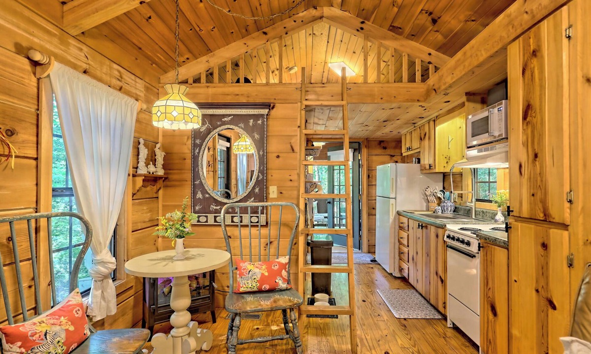 Highlands Cabin | Highlands Hideaway-A Pet Friendly Couples Retreat