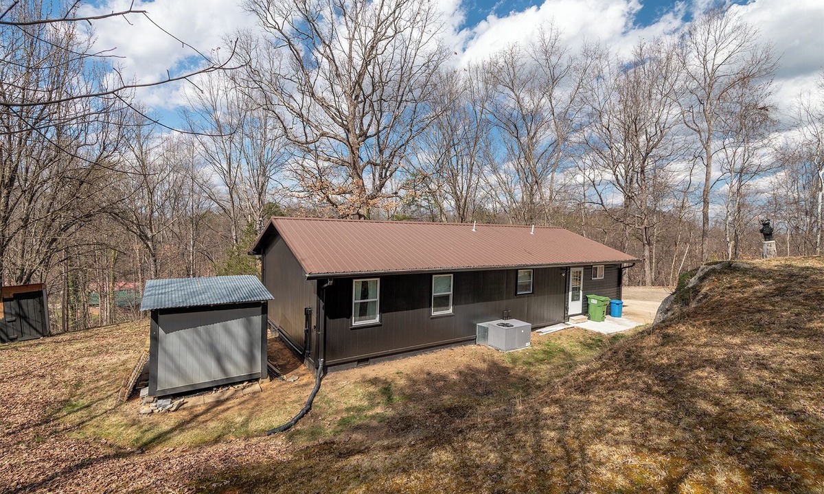 Johnson City House | Hillside Hideway is a 3 bedroom peaceful place of retreat.