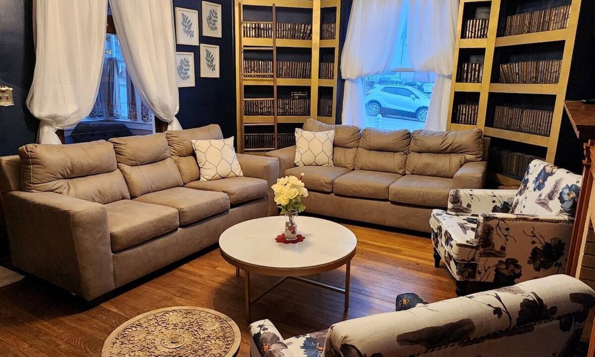 Williamson House | Historic 11BR Home – Ride to Hatfield-McCoy - Historic 11BR Home – Ride to Hatfield-McCoy