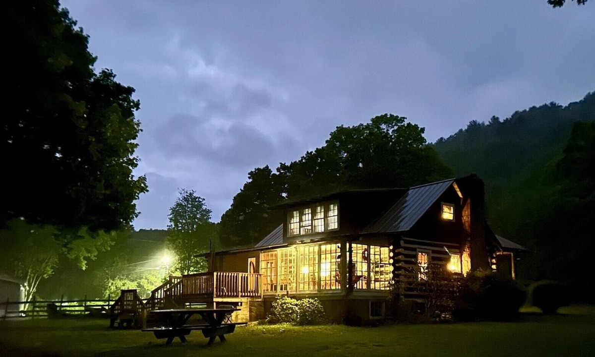 Kegley House | Historic cabin-close to I-77, antiques/Wi fi, great bath, a visit 'back in time'