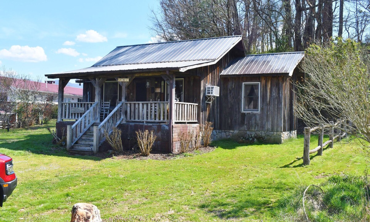 Bryson City Cabin | Historic Cabin in Bryson City with modern amenities. Close to train and GSMNP.