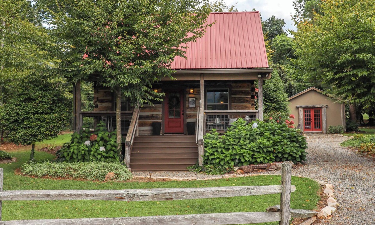 Weaverville Cabin | Historic Charm Meets Modern Comfort in This Restored 1850s Log Cabin