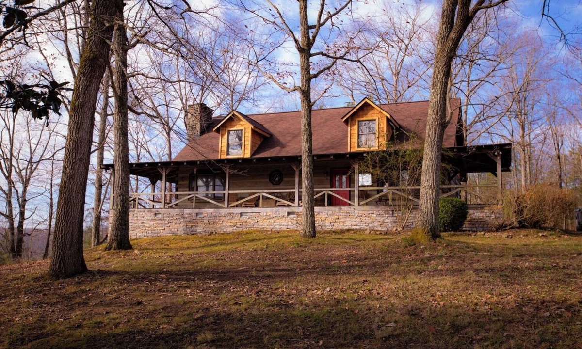 Franklin Cabin | Historic Cozy 4-bedroom Log Cabin with Hot Tub in charming Leipers Fork