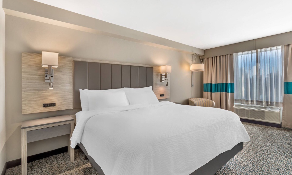 Knoxville Hotel | Holiday Inn Knoxville N - Merchant Drive by IHG
