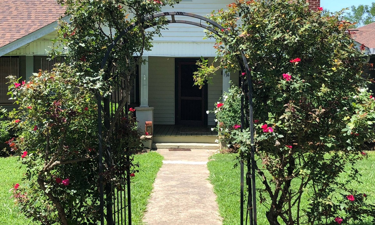 Lynn House | Home SweetHome. Lovely, cozy 3bed home with gas fireplace. Downtown Columbus