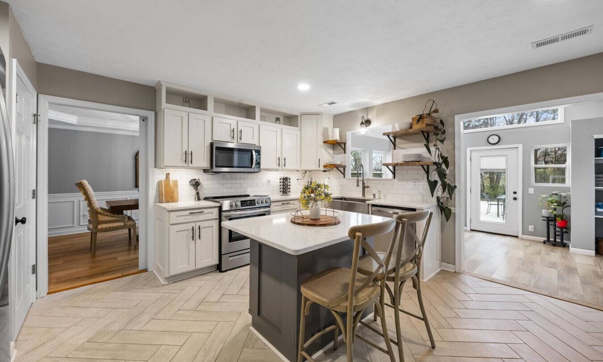 Ashley Oaks House | Homestyle: Game room, w/soaking tub, yard, crib, patio, KING beds, & quiet study.