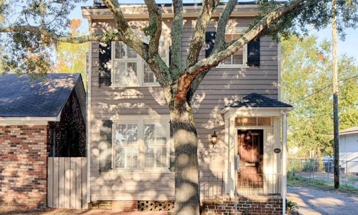 Historic District - North House | HOMEWORTHY FANS will love this 1821- 3 BR-2.5 bath. SECURE PARKING. Walk to all!