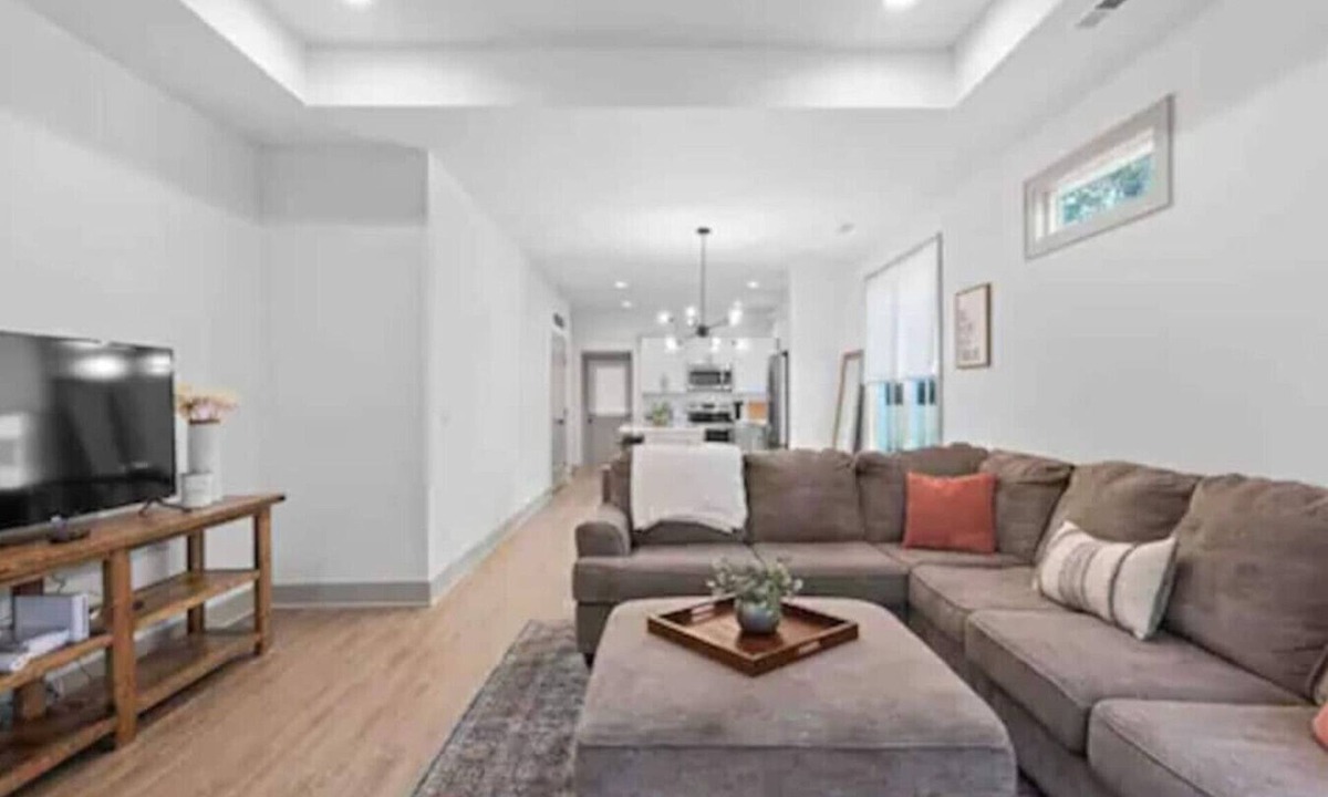Chattanooga House | Hot Tub | Parking| 6 beds| Pool Table