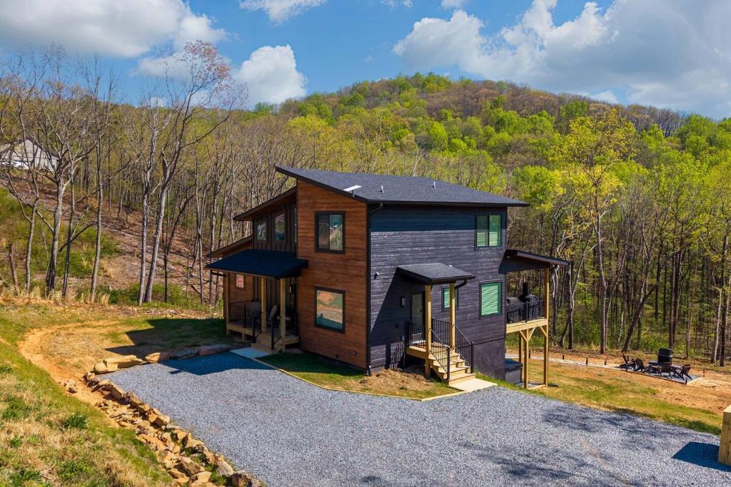 Talking Rock House | Hot Tub Pizza Oven Sleeps 12 Game Room Pets