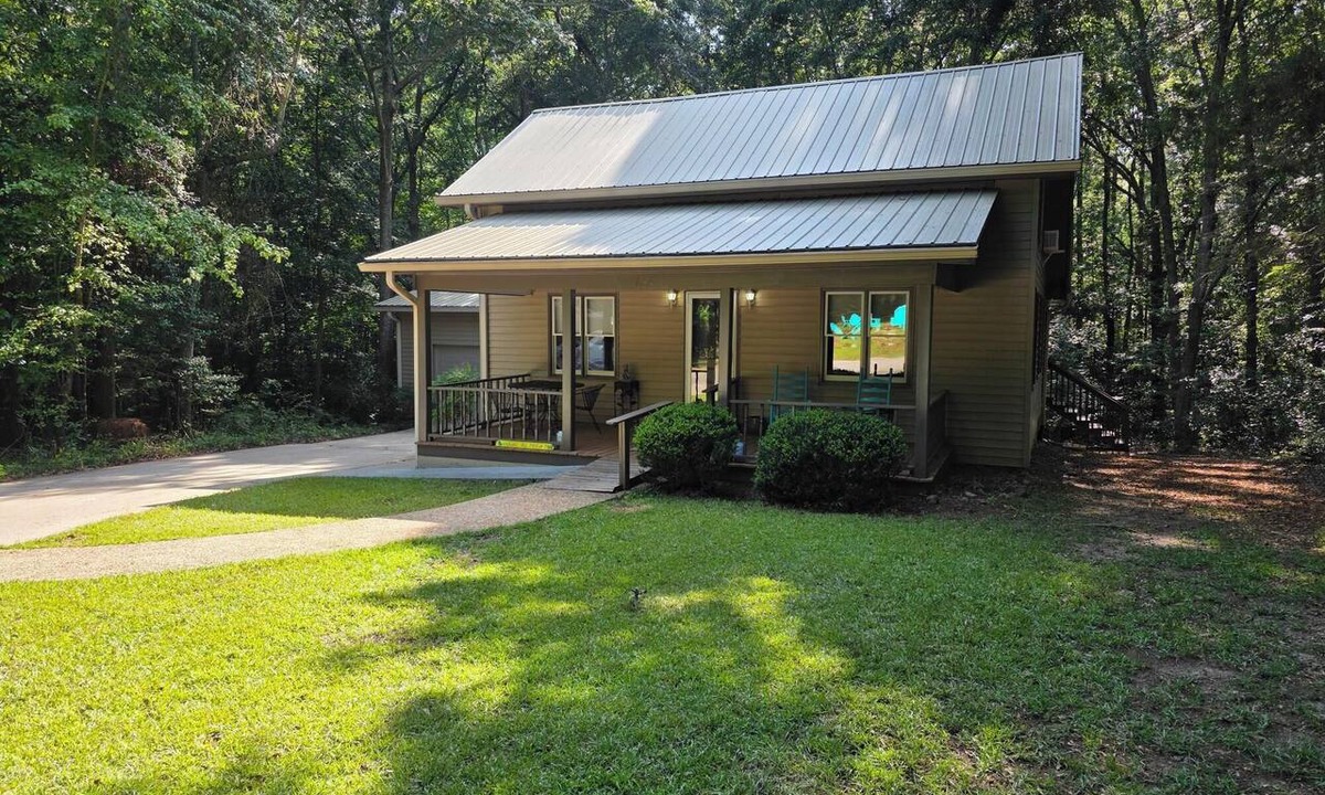 Hartwell House | House in 3-acre woods, YMCA walkable, Hartwell 2 min, lake 10 min, Opal Retreat