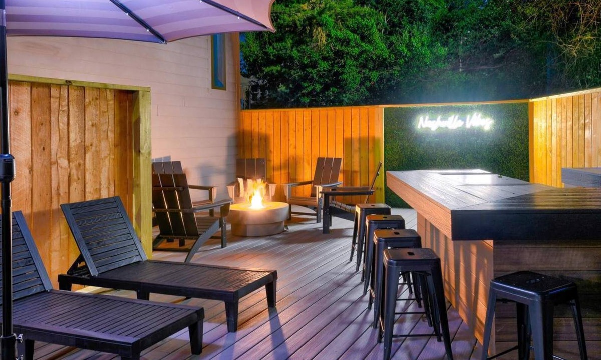 Berry Hill House | Huge Lux Home Rooftop Views + Hot Tub, Pool+Sauna!