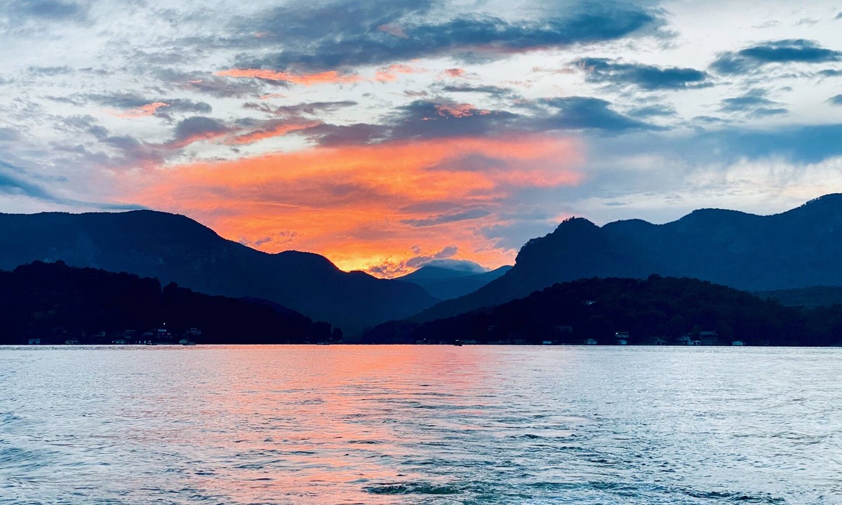 Sunset Cove House | Incredible Sunsets! Includes Pontoon Boat, paddleboards, kayaks + no wake cove
