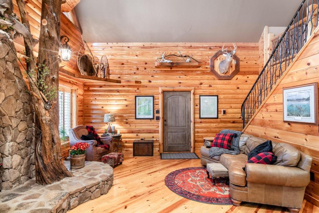 Butler Cabin | Iron Mountain Lodge - Beautiful Cabin With Forest & Mountain Views!