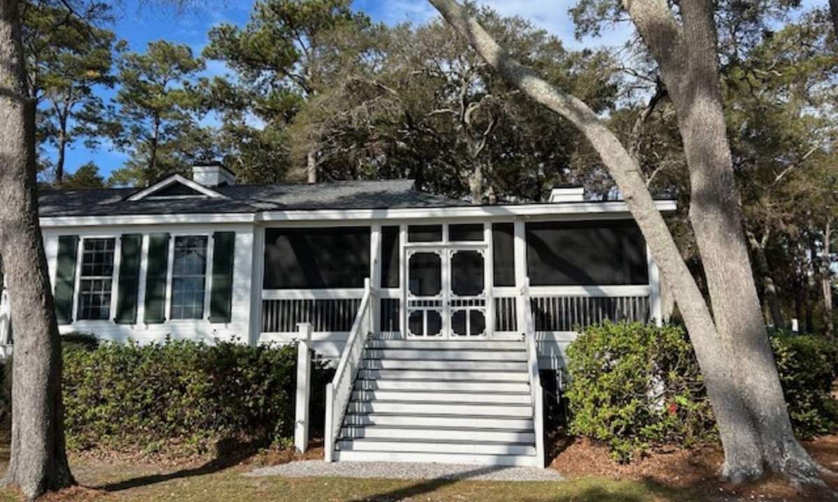 Melrose on the Beach House | JonBie Maisons SEA GLASS COTTAGE cart included with booking