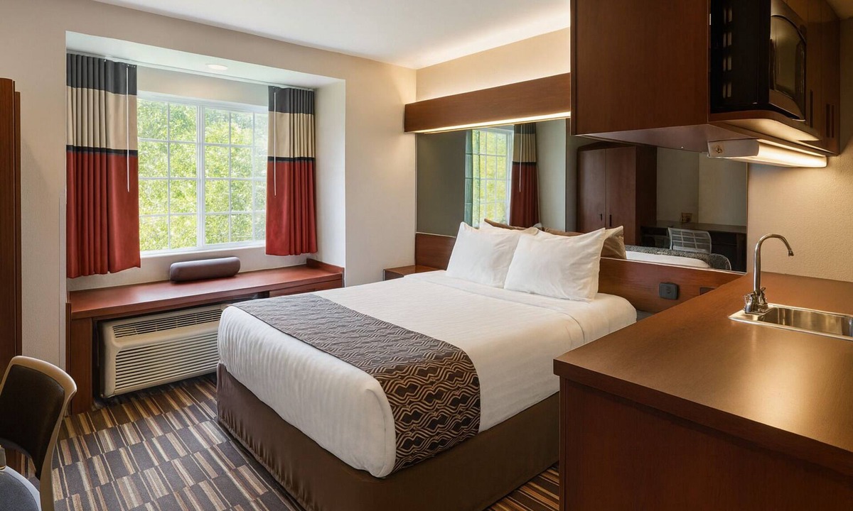 Morgantown Hotel | Just Minutes to Downtown: Relaxing Queen Suite Ideal for Couple Stay