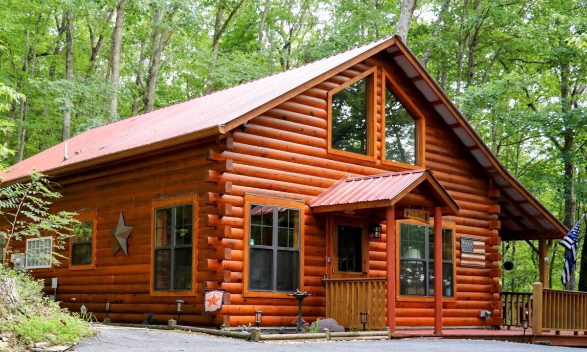 Murphy Cabin | KC's Kabin. Tree-house solitude with woodland views on 1.75 acres