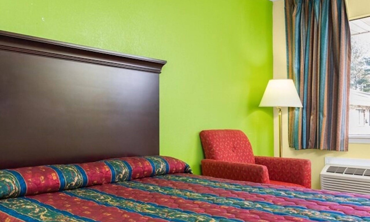 Orlinda Hotel | King Bed Room for Solo Travelers | 5 Miles to Kentucky Kingdom | Free Parking!