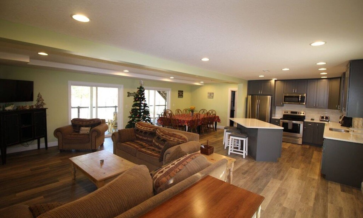 La Follette House | Knot 4 Reel' gentle slope, private hot tub, double deck dock, slide. 5 bathroom