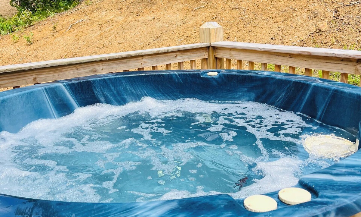 Pine Ridge Cabin | KNOTTY PINE Cozy Cabin in RRG Hot Tub Fireplace Pond for Fishing