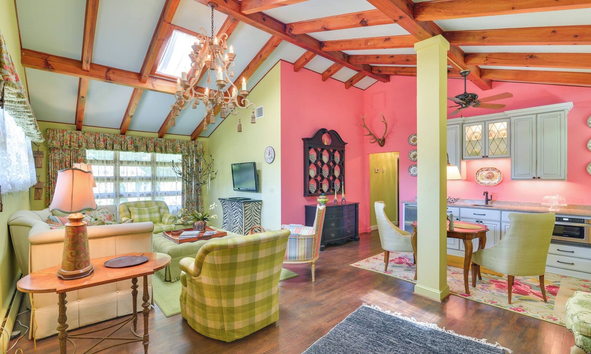 Little Switzerland Cottage | 'La Petite Chalet' w/Views in Blue Ridge Mtns!