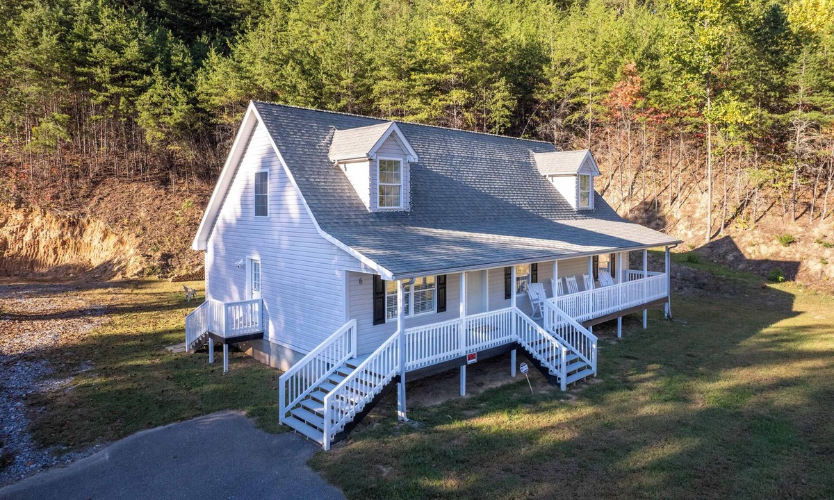 Cherokee Cabin | Lady Luck Lodge -Mountain View-Fire Pit-Open Covered Porch-Wifi