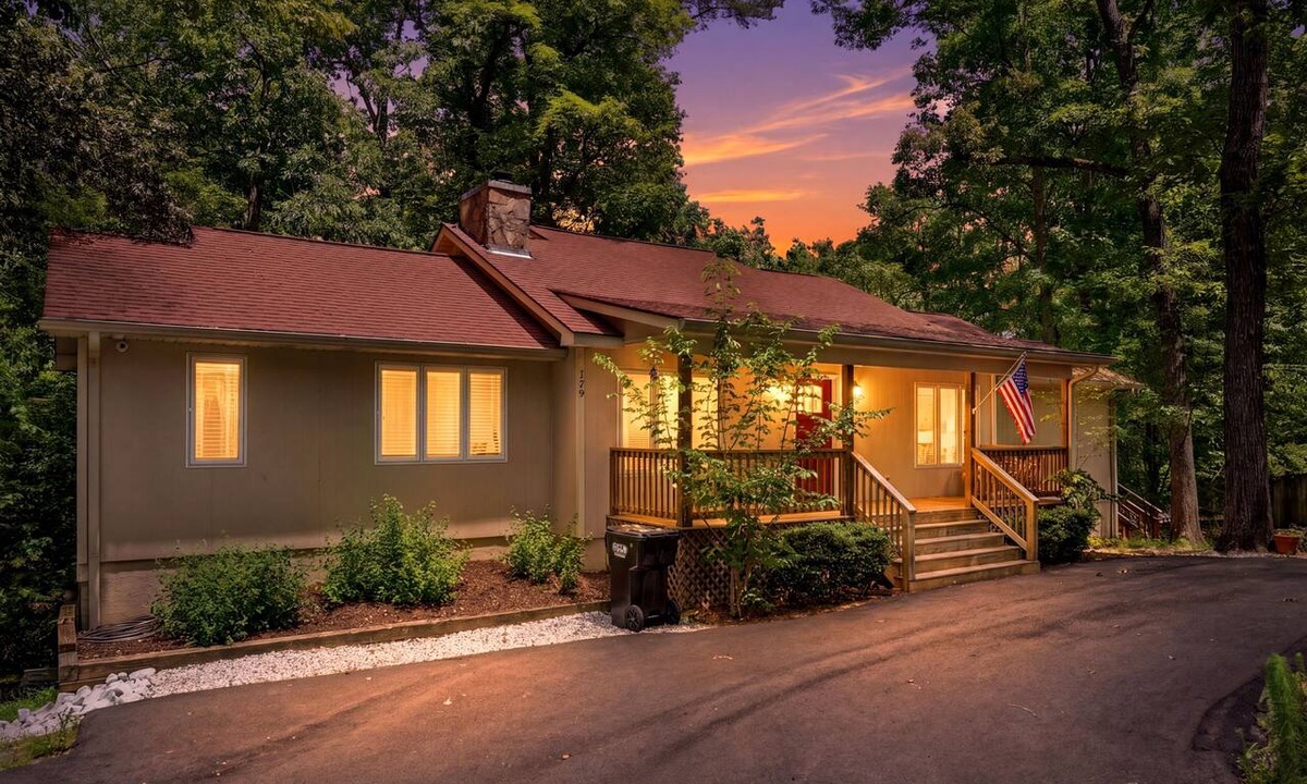 Gumlog House | Lake Hartwell Retreat w/Hot Tub, Lake Access, Foosball, Ping Pong & Mini Golf!