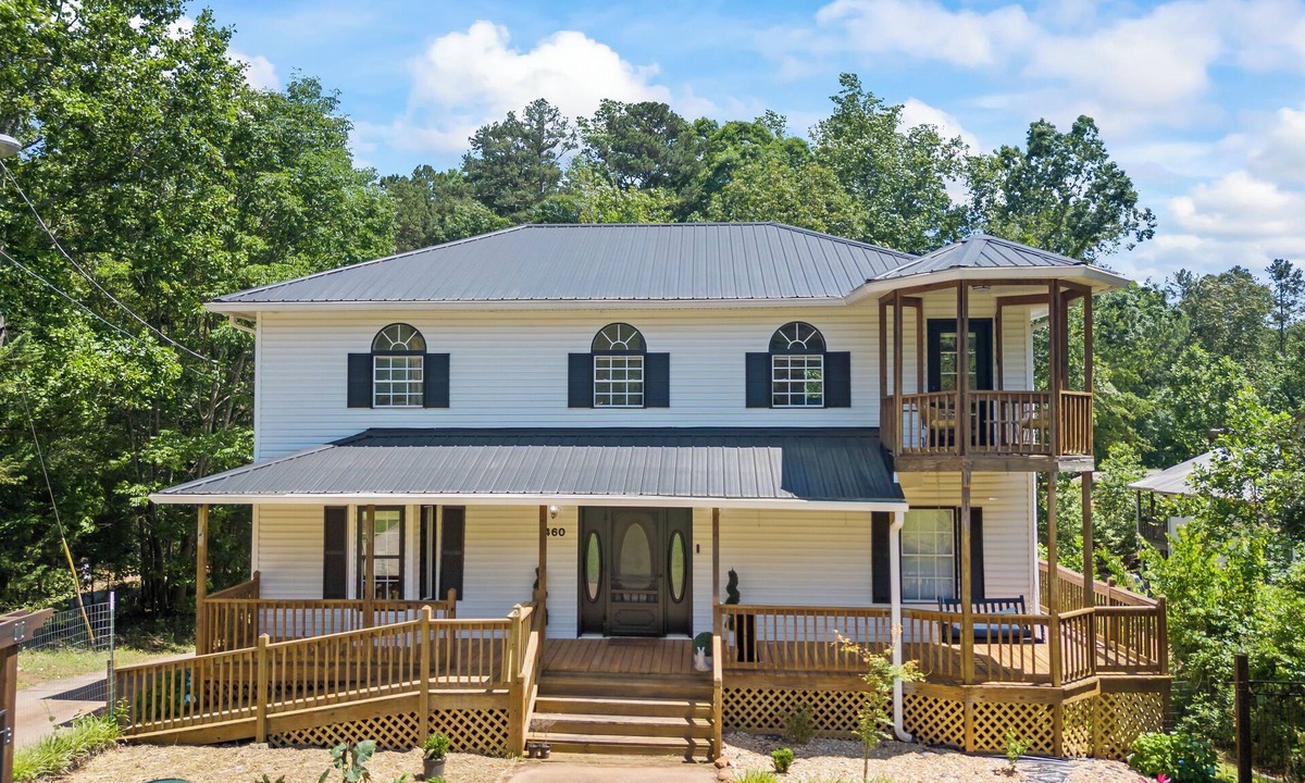 Gumlog House | Lake house with double deck boat dock