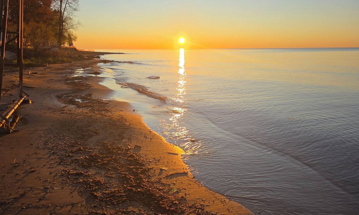 Au Gres Cottage | Lake Huron Freebird - Cozy 2BR Cottage Beach Access Deck campfire & Golf Nearby